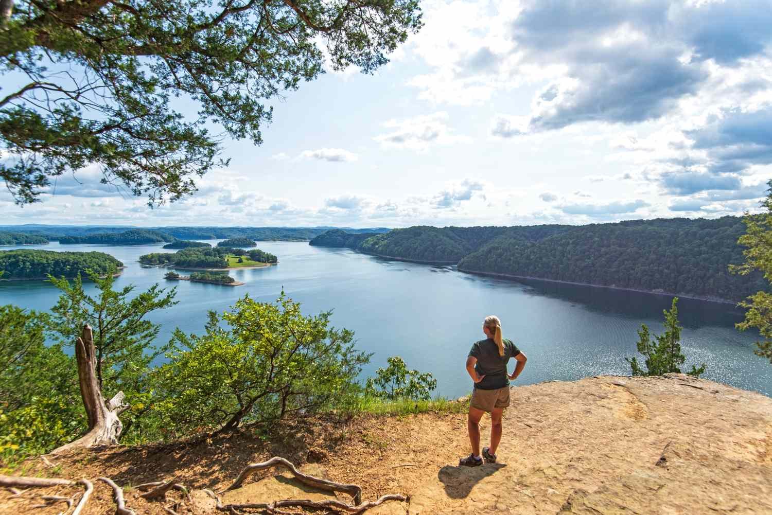 This Kentucky-Tennessee Lake Is Famous For Its World-Record Fishing And Crystal-Clear Water