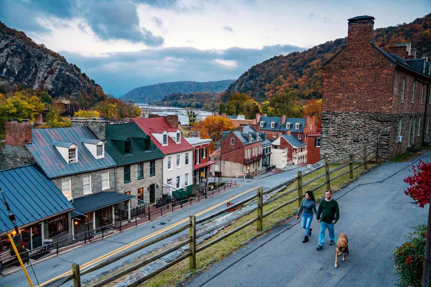 This Historic Town Where 3 States Meet Is One Of The Most Scenic Getaways In Appalachia