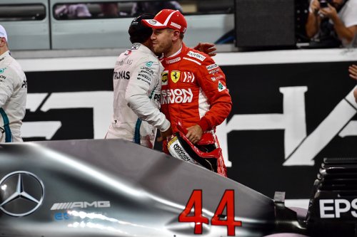 Hamilton y Vettel intercambian sus cascos en señal de respeto