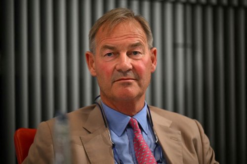 Lowe brands Farage a 'viper' after Reform charges dropped