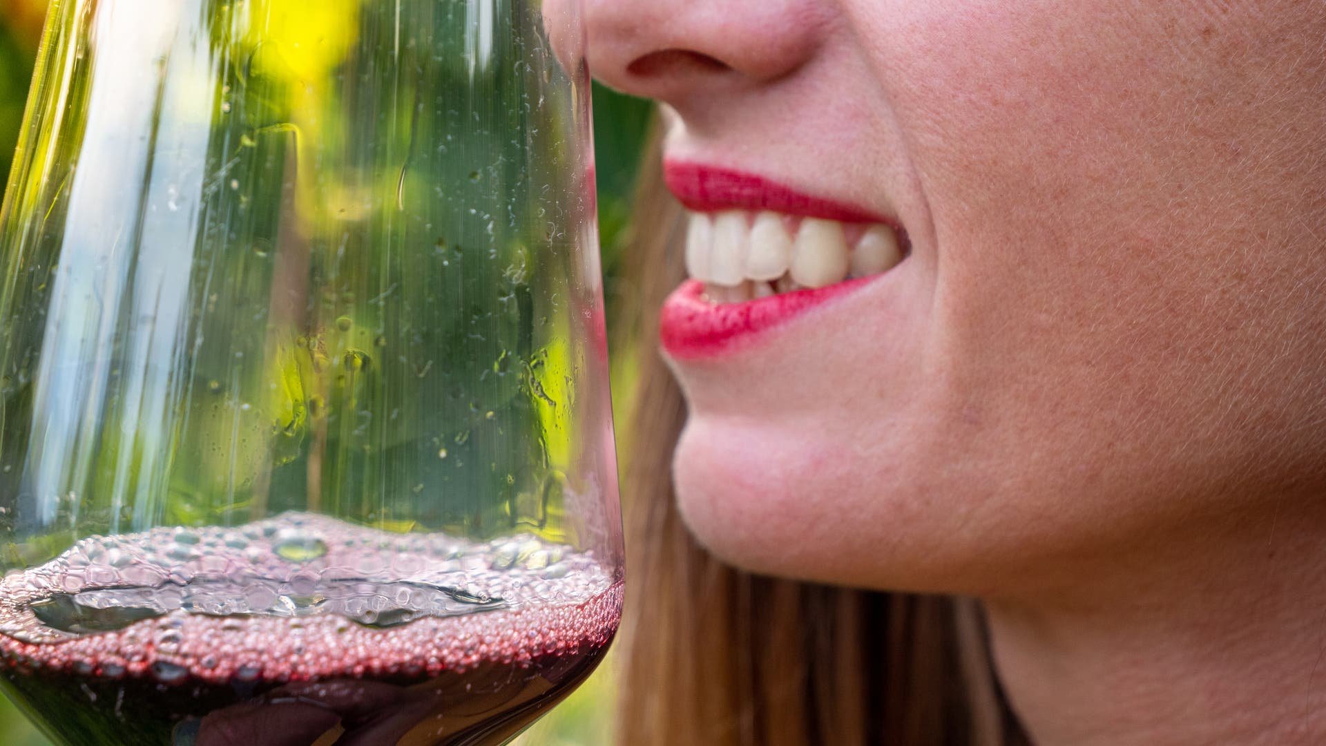 Zahngesundheit: »Sekt oder Gin Tonic sind viel aggressiver«
