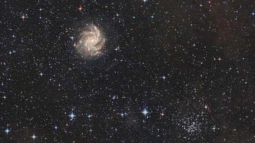 Galaxie und offener Sternhaufen