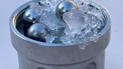 Wasser: Eiskalte Stahlkugeln erzeugen neue Art von Eis