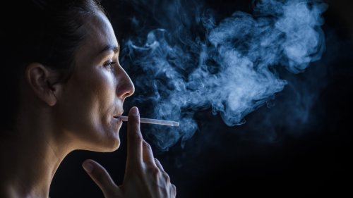 Rauchen: Zigarettenqualm schädigt das Auge