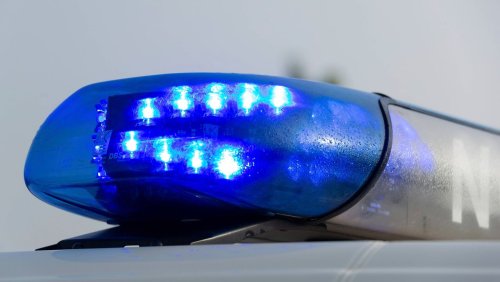 Nach Drogenfund bei 31-Jährigem: Aufgebrachte Menschenmenge – Polizist in Hanau schwer verletzt
