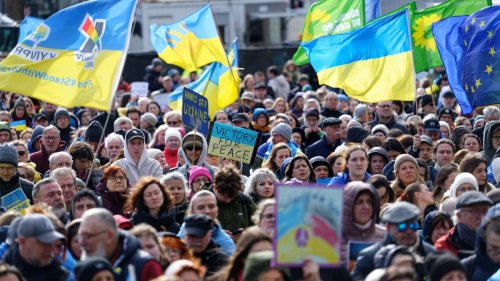 Zwei Jahre russischer Angriffskrieg: Tausende solidarisieren sich bei Demos mit der Ukraine