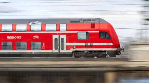 Jugendlicher wirft Fahrrad vor einfahrenden Zug 