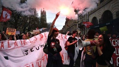 Eskalierender Protest in Frankreich: Demonstranten zünden Rathaus in Bordeaux an