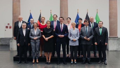 Neue Regierung: Wüst präsentiert paritätisch besetztes NRW-Kabinett