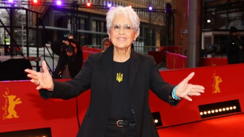 Joan Baez sieht USA »von einem Haufen wirklich inkompetenter Milliardäre regiert« 