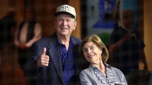 George W. Bush malt Bush-Bibliothek und stellt Bush-Gemälde in Bush-Center aus 