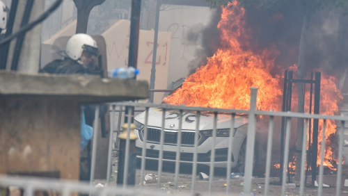 Verletzte bei Nato-Friedenstruppe im Kosovo: Brandsätze im Pulverfass