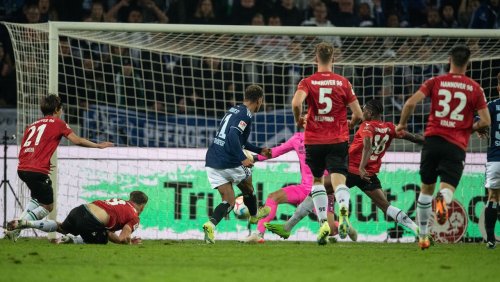 Spitzenspiele in der 2. Liga: HSV gewinnt Nordderby gegen Hannover in der Nachspielzeit – Darmstadt überholt Paderborn