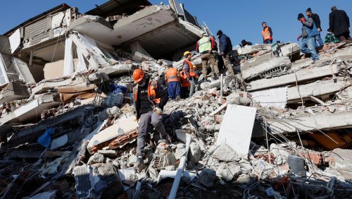 »Hoffen auf Wunder«: Helfer retten Baby und weitere Menschen aus Trümmern im Erdbebengebiet