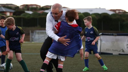 Besuch in Tasmanien: Australiens Premier stürzt bei Fußballspiel mit Kindern auf Jungen