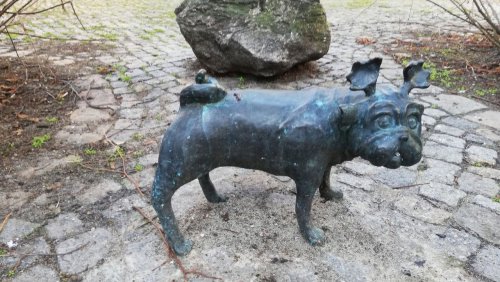 Skulptur Nr. 20: Loriots Geburtsstadt gönnt sich nach Diebstahl einen neuen Bronzemops
