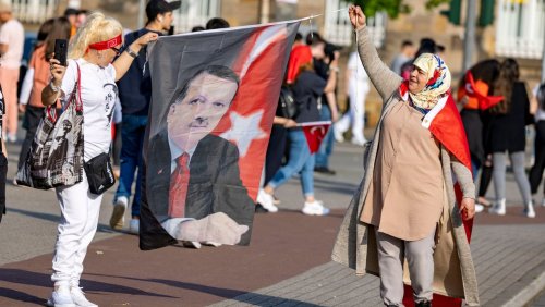 Vorläufige Zahlen: Türken in Deutschland stimmen mit deutlicher Mehrheit für Erdoğan – Feiern auf den Straßen
