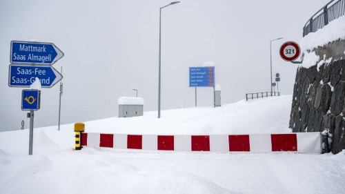 Heftiger Schneefall sorgt für Verkehrschaos in den Alpen 