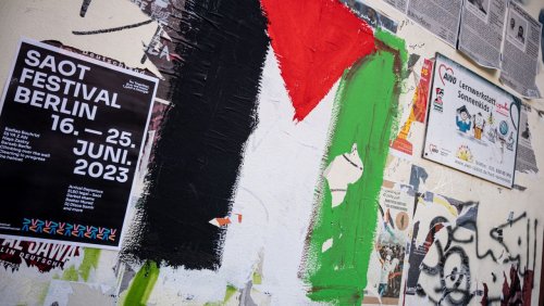 Befürwortung von Raketenangriffen: Israelfeindliche Plakate aufgetaucht – Polizei ermittelt wegen Volksverhetzung