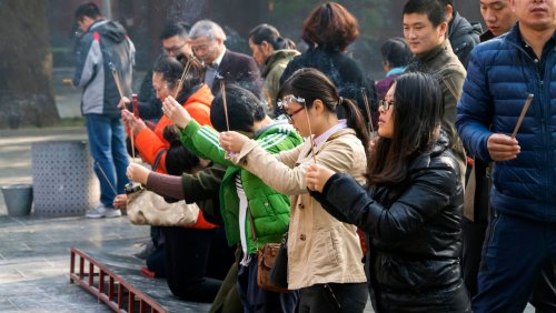 Comeback der Religion: Chinas schwächelnde Wirtschaft treibt die Menschen in die Tempel