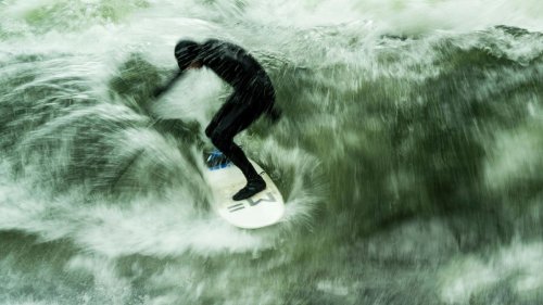 Surferin auf berühmter Eisbachwelle verunglückt 