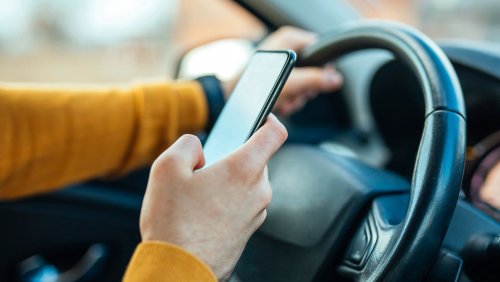 Chatten und Telefonieren beim Autofahren: Kameras sollen Handynutzer am Steuer überführen