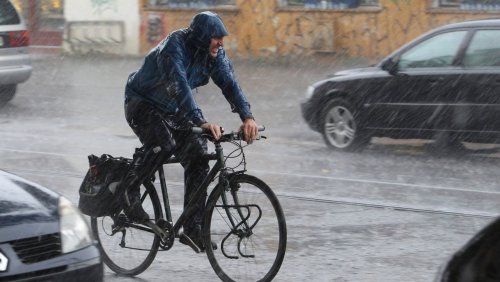 Fahrrad-Regenhosen im Test: Untenrum trocken