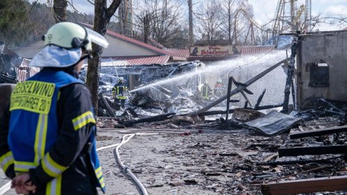 Feuer im Freizeit-Land Geiselwind zerstört Gebäude 