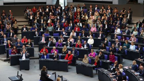   
  
  Leichte Unruhe im Plenum – Privatgespräche während der Eröffnungsrede 