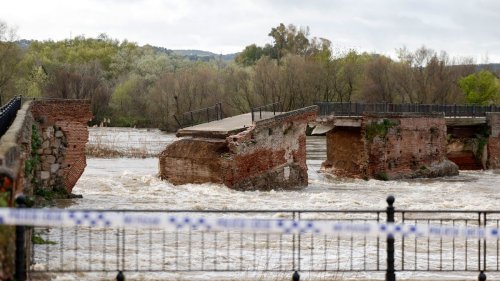 Antike Brücke teilweise weggeschwemmt 