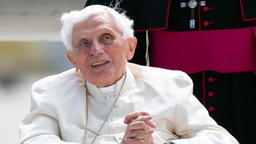 Unklare Rechtsnachfolge: Cousine von verstorbenem Papst Benedikt schlägt Erbe aus
