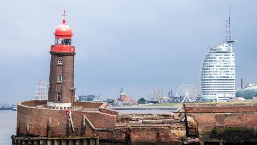 Einsturzgefahr auf absackender Mole: Der schiefe Turm von Bremerhaven