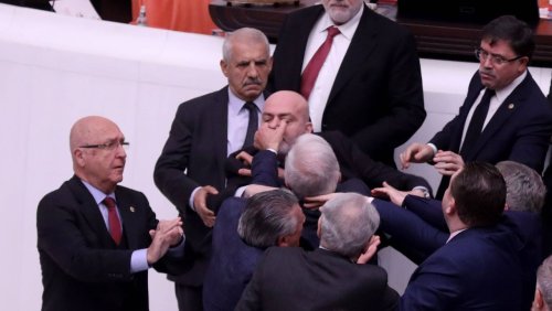 Sitzung zur Budget-Planung: Türkische Abgeordnete liefern sich Schlägerei