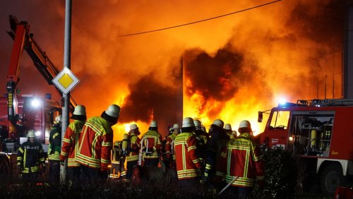 Heftige Explosionen: Großbrand bei Automobilzulieferer – vier Feuerwehrleute verletzt