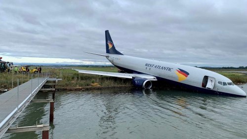 Flughafen in Montpellier: Frachtflugzeug landet mit der Nase im See