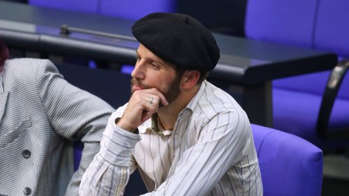 Linkenpolitiker muss Bundestag zweimal verlassen, weil er eine Baskenmütze trägt 