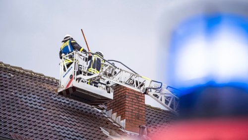 Bei Rettungseinsatz in Bayern: 75-Jährige stirbt nach Sturz von Drehleiter der Feuerwehr