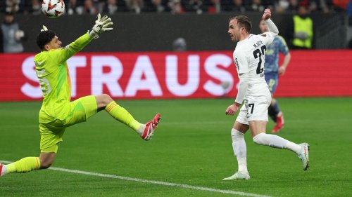 Götze führt Frankfurt ins Viertelfinale – Ajax-Verteidiger spielt mit Badekappe 