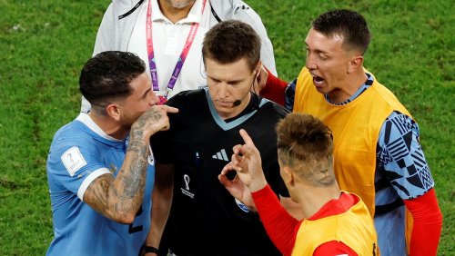 +++ WM-News +++: Deutscher Schiedsrichter Siebert flüchtet vor aufgebrachten Uruguayern