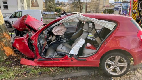 Frau aus Pkw geschnitten: Dutzende Gaffer behindern Rettungskräfte