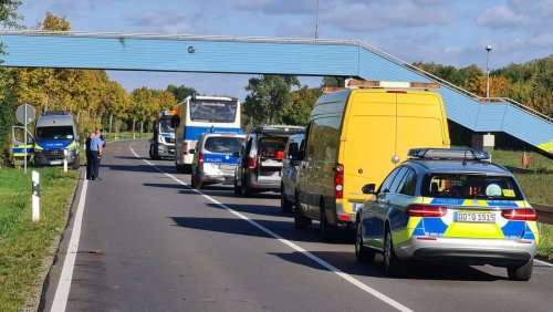 Auf Bundesstraße bei Leipzig: Mehrere Polizeibeamte bei Kolonnenfahrt verletzt