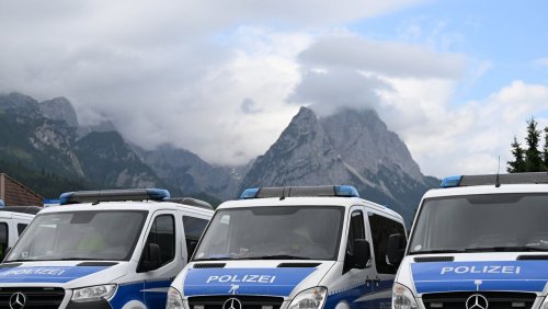 G7-Gipfel in Garmisch-Partenkirchen: Mehr als hundert Kühe unter Polizeischutz auf ihre Alm getrieben