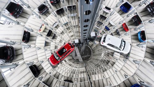 Gewinne bei VW und Mercedes brechen um jeweils rund 40 Prozent ein 