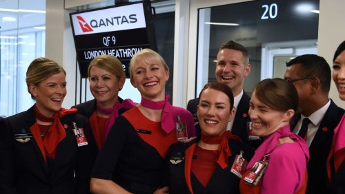 Neue Flugbegleiter-Regeln: Airline Qantas erlaubt Make-up für Männer und flache Schuhe für Frauen