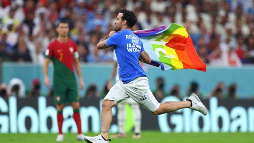 »Ich hoffe, dass dem Jungen nichts passiert«: Flitzer mit Regenbogenfahne sorgt bei Portugal-Spiel für Unterbrechung