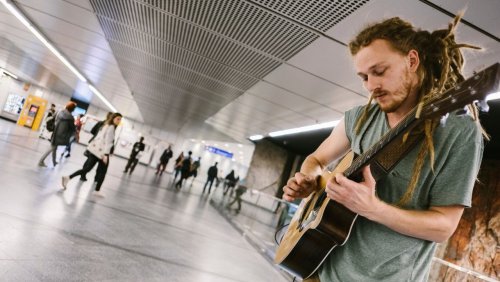 Veranstalter fühlten sich »unwohl«: Weißer Musiker mit Dreadlocks darf nicht in Zürcher Bar spielen