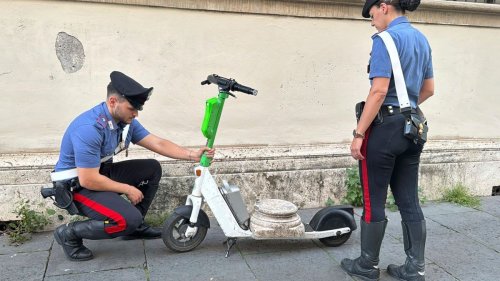 Deutscher fährt antiken Säulensockel auf E-Scooter durch Rom 