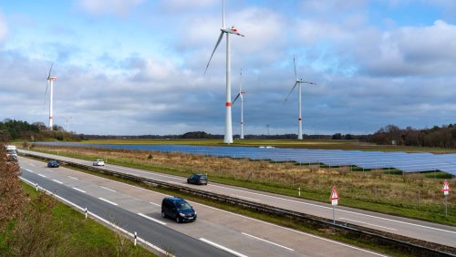 Koalitionsbeschlüsse zur Klimapolitik: So viel bringen Wind- und Solaranlagen an Autobahnen wirklich