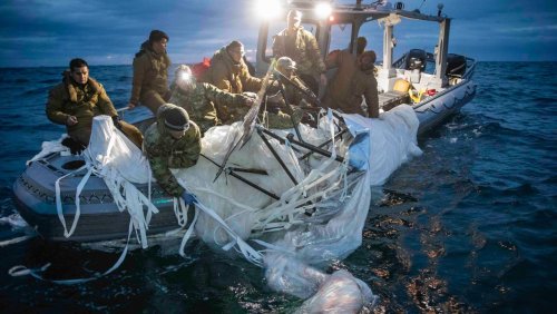 Bergung nach mutmaßlichem Spionagefall: So zieht die Navy die Reste des China-Ballons aus dem Wasser