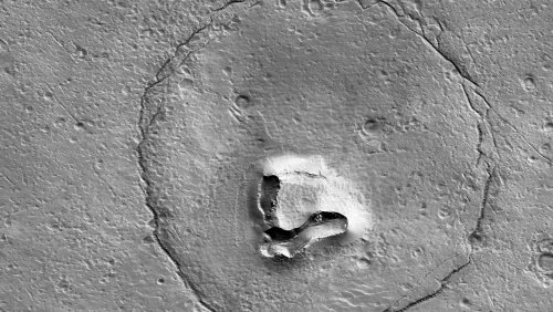 Zwei Krater und ein Hügel: Raumsonde fotografiert Bärengesicht auf dem Mars